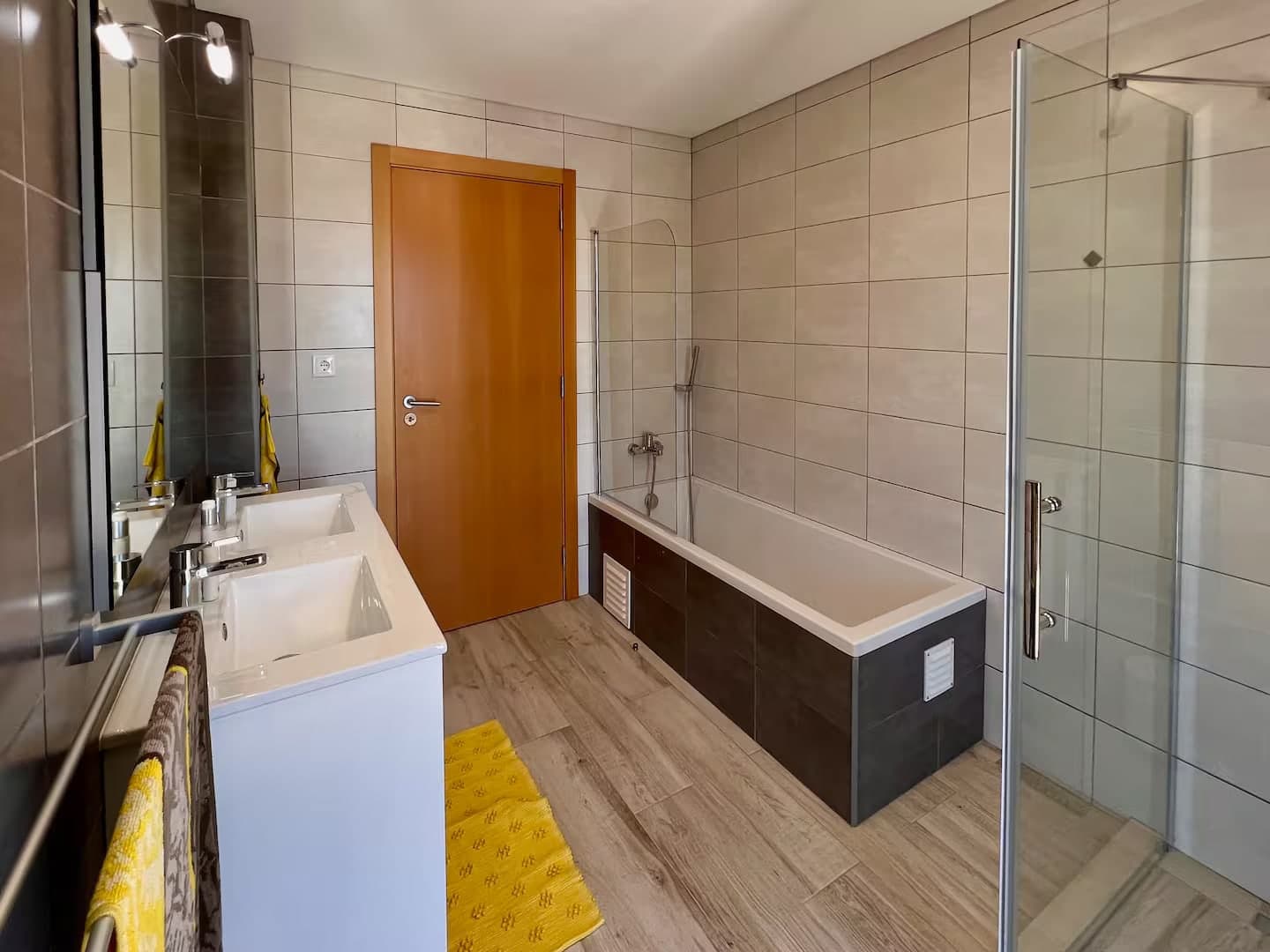 Bad im Obergeschoss mit Wanne und Dusche