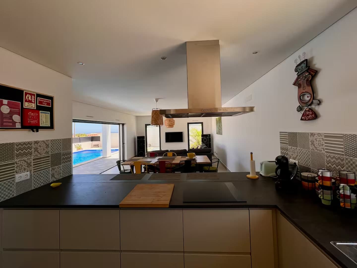 Küche der Villa Sonata mit Herd, Backofen und Arbeitsfläche