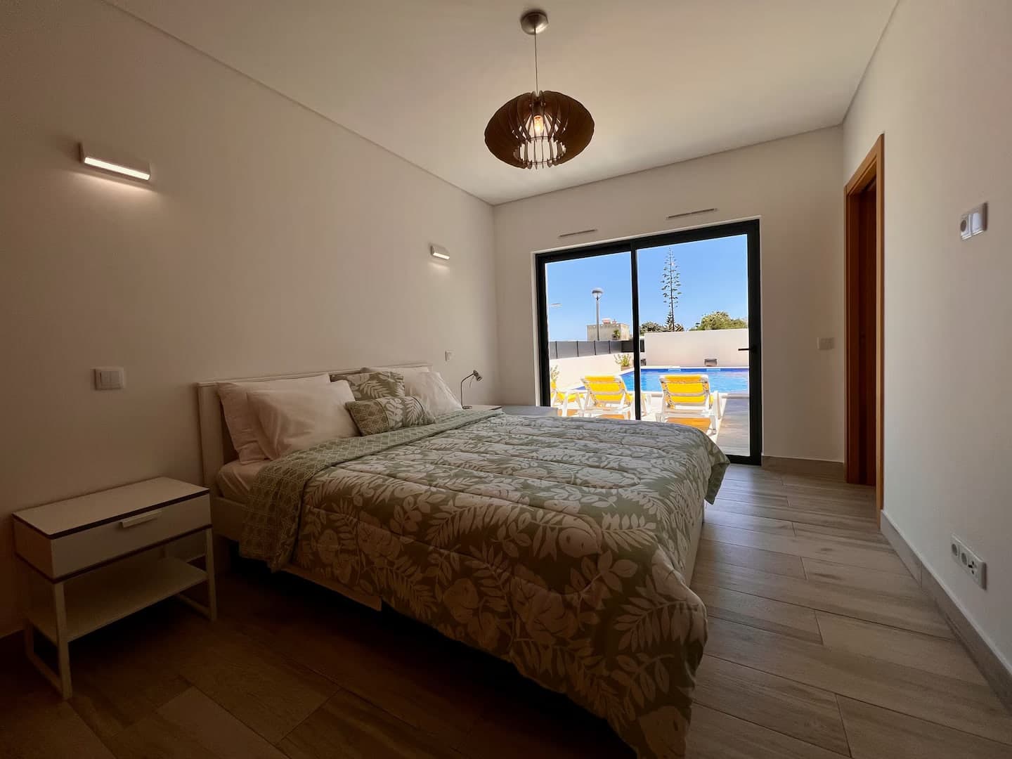 Zweibettzimmer im Obergeschoss mit Klimagerät an der Wand