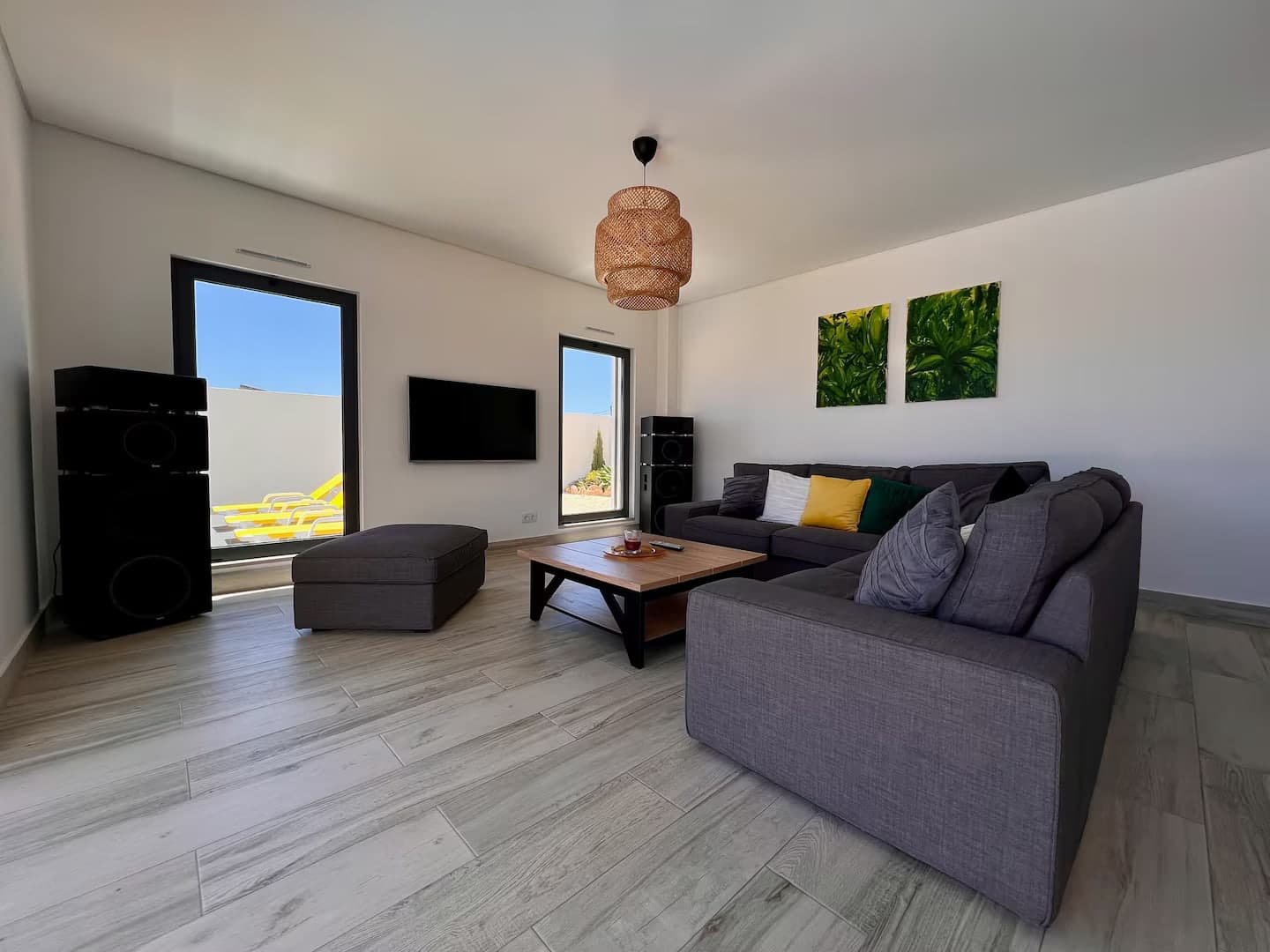 Wohnbereich mit Sofa und Fernseher